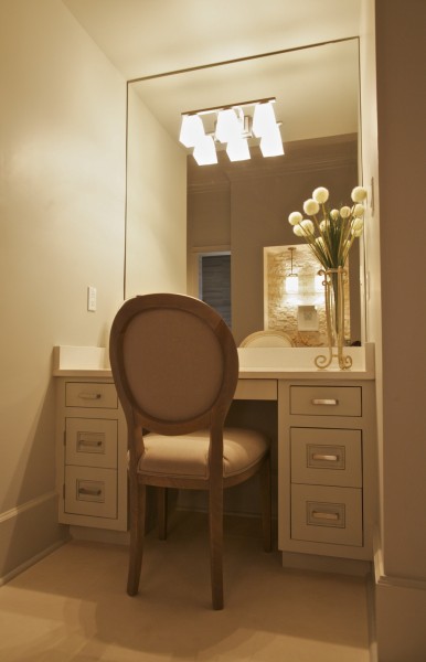 bathroom_make_up_vanity_painted_maple_cabinets-1285x2000