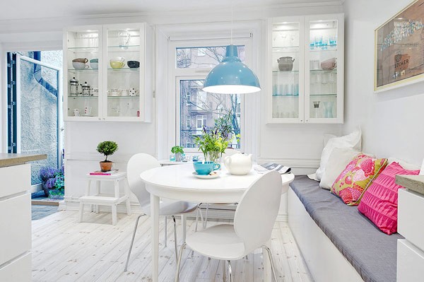 blue-accent-of-pendant-lamp-and-other-items-for-white-dining-room