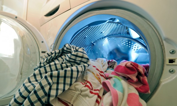 BT06E5 Washing machine with laundry.