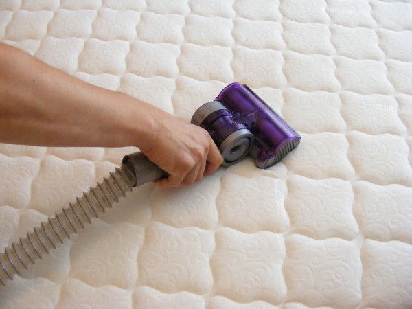 vacuuming-mattress