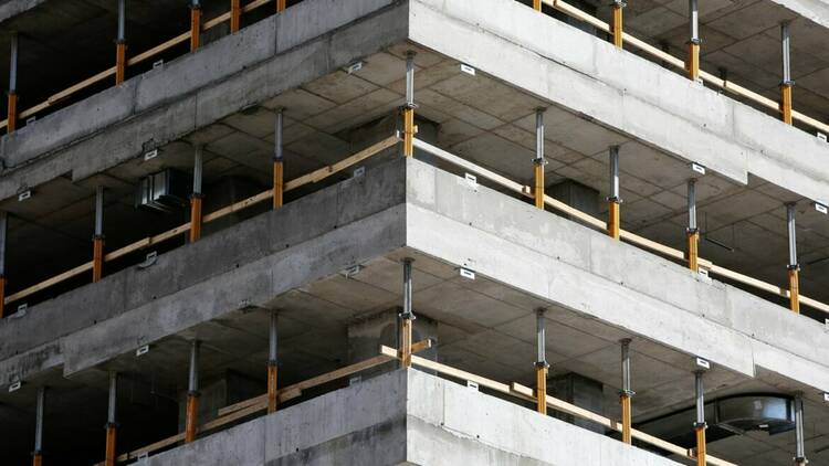 Stambena zgrada u izgradnji, betonska konstrukcija sa podupiračima