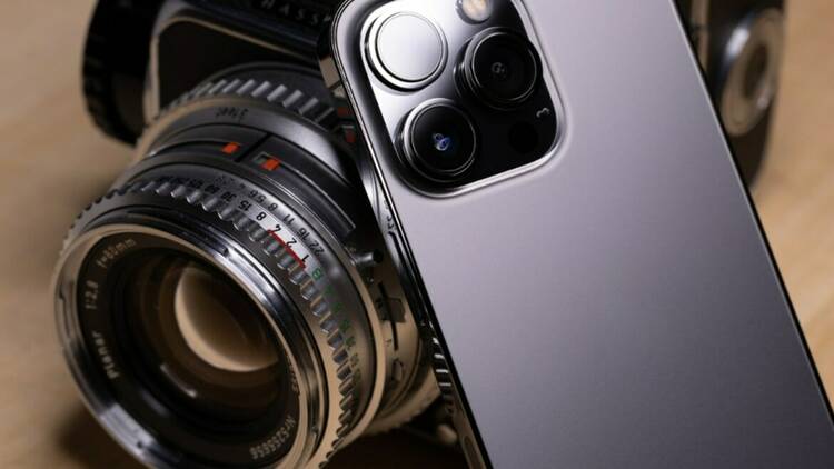 Pametni telefon i fotoaparat za fotografisanje stana za oglas