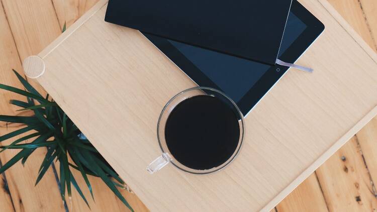 Tablet i kafa na stolu, poređenje ponuda banaka za stambeni kredit