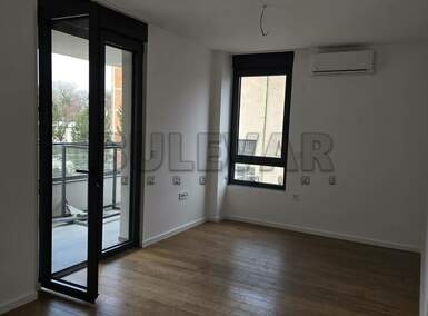 Poslovni prostor / Lokal, Niš - Vojna bolnica | Izdavanje · 63m² · 600€