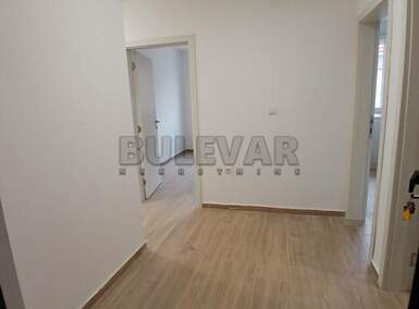 Poslovni prostor / Lokal, Niš - Bulevar Nemanjića | Izdavanje · 66m² · 400€