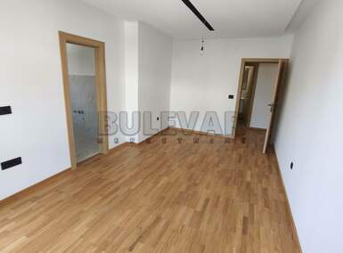 Poslovni prostor / Lokal, Niš - Crveni pevac | Izdavanje · 66m² · 450€