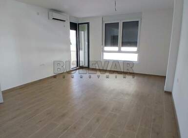 Poslovni prostor / Lokal, Niš - Pantelej(Niš) | Izdavanje · 84m² · 750€