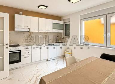 Trosoban stan, Čair · 70m² · 550€ | SveNekretnine