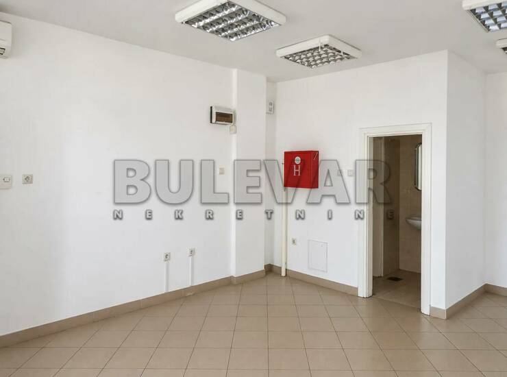 Poslovni prostor / Lokal Niš, Pravni fakultet – fotografija 3